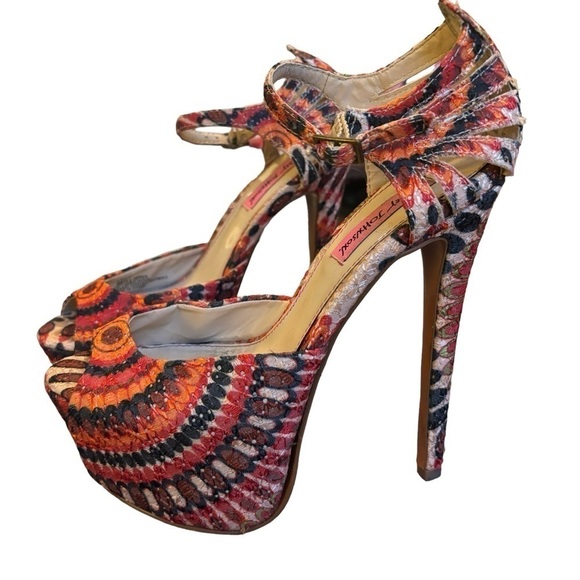 Betsey Johnson Bandit Swirl Multi-Color Platform 6” Stiletto Peep Toe Heels Sz 6 - Picture 4 of 11
